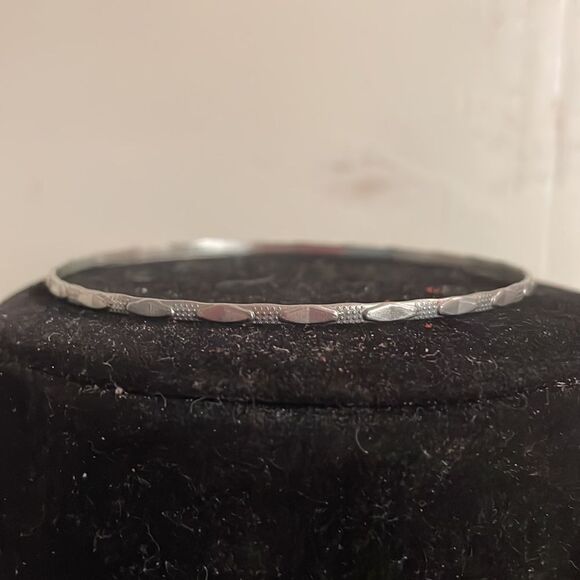 Retro 1990s 7.5” polished silver tone diamond etched stackable bangle bracelet - Picture 2 of 10